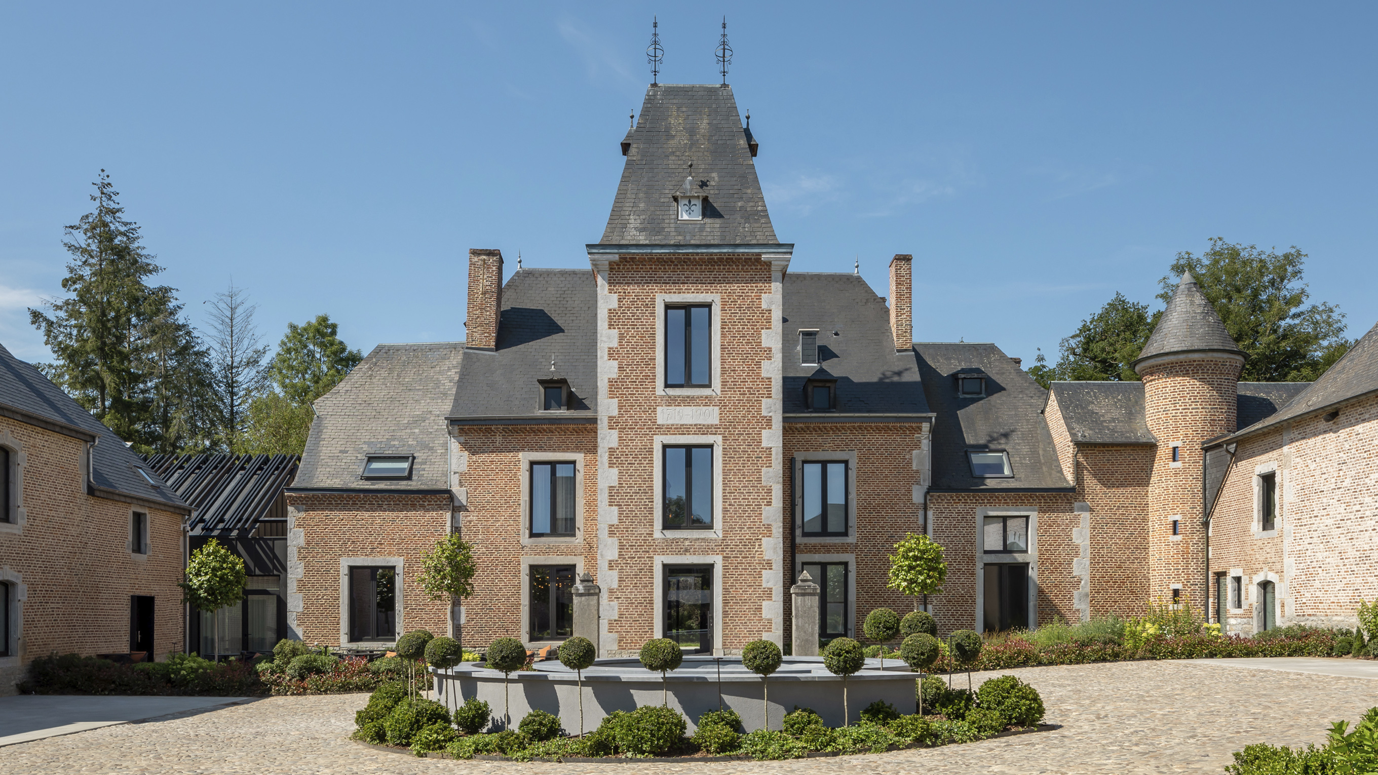 The entrance and driveway of Château de Vignée.