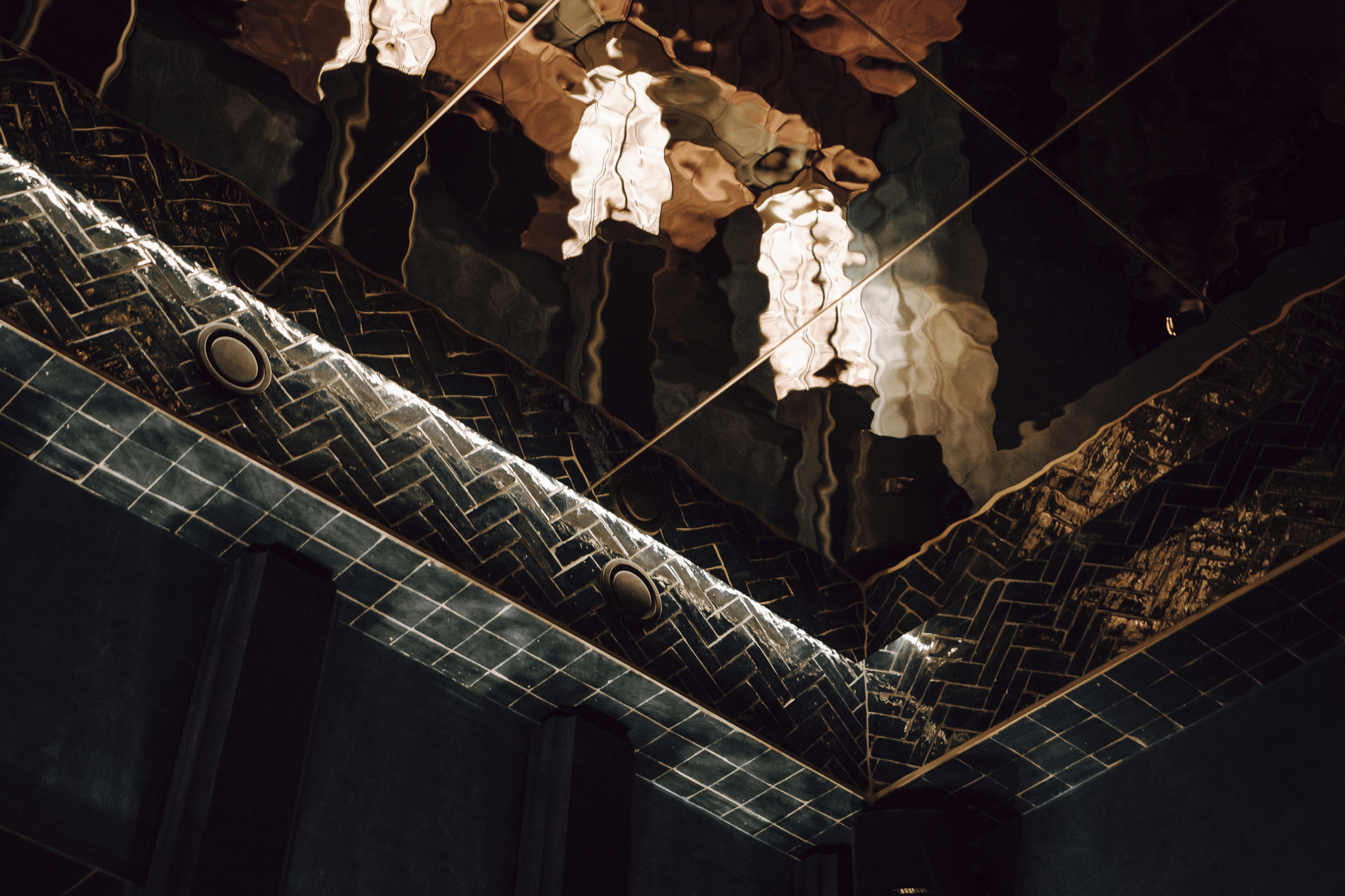 The reflective ceiling of Touareg.